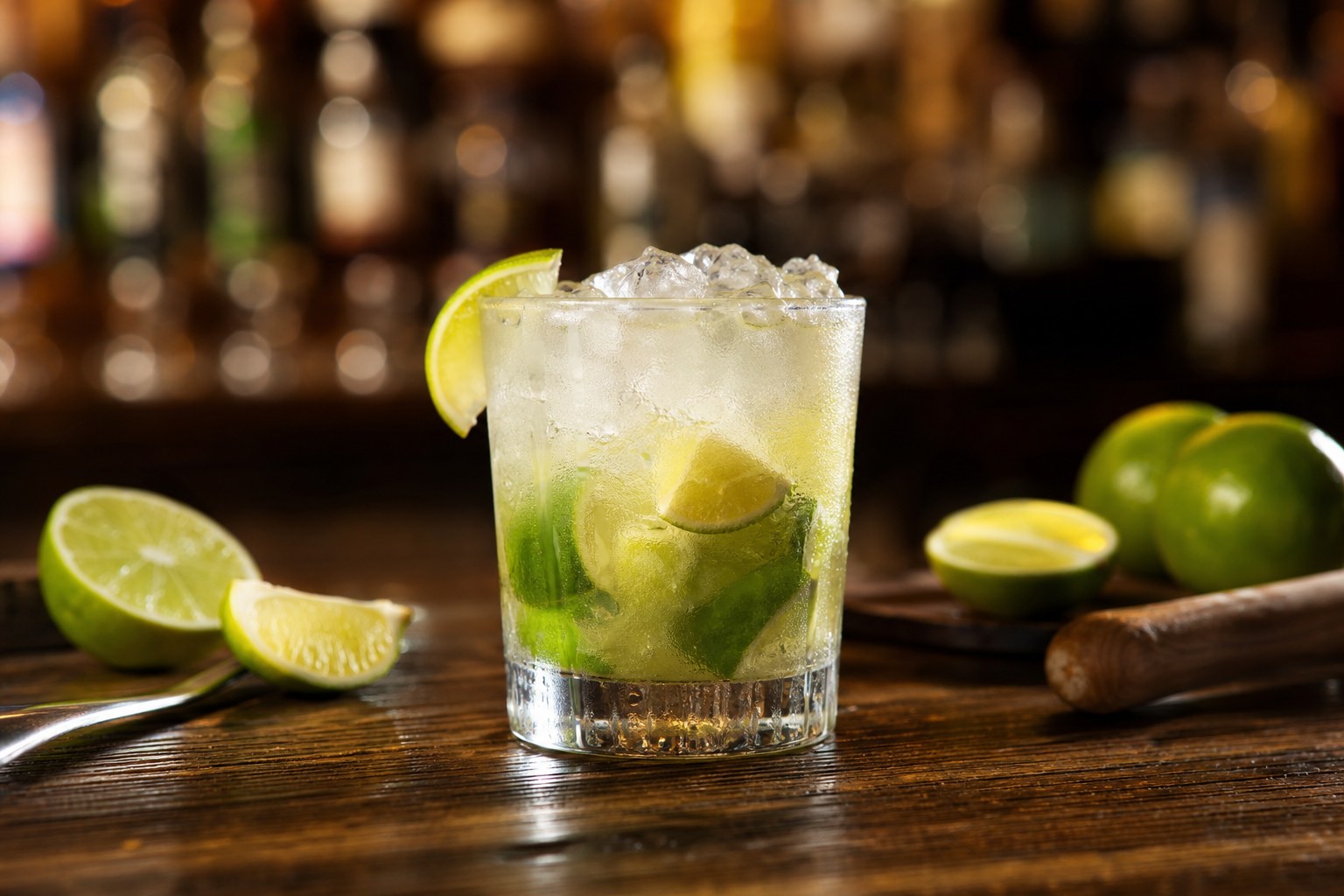 Caipirinha brasileña con gajos de lima machacados, azúcar y hielo picado
